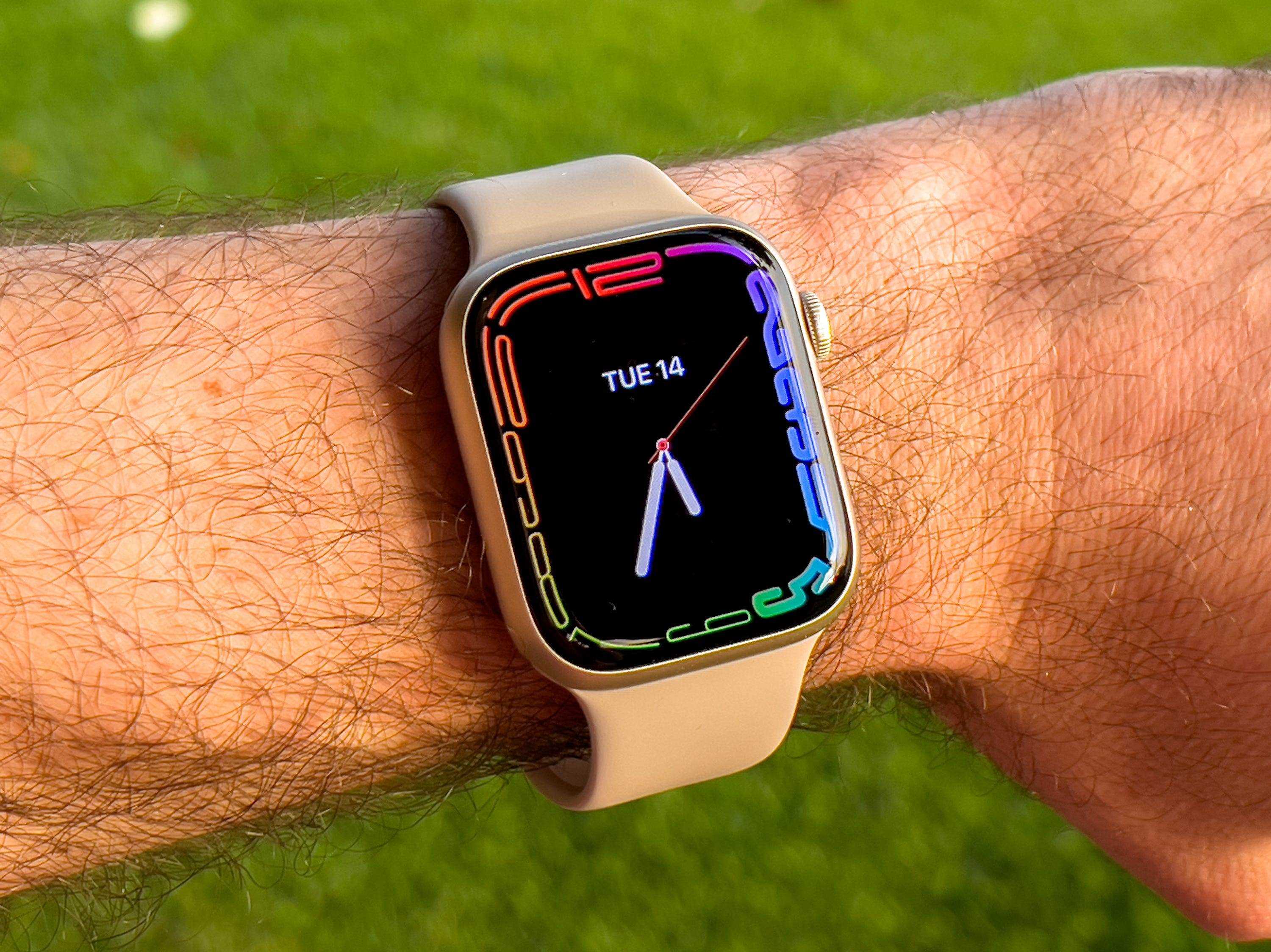 Die Apple Watch Series 7 mit dem neuen Contour-Zifferblatt, das an den Rändern leicht gewölbt ist.