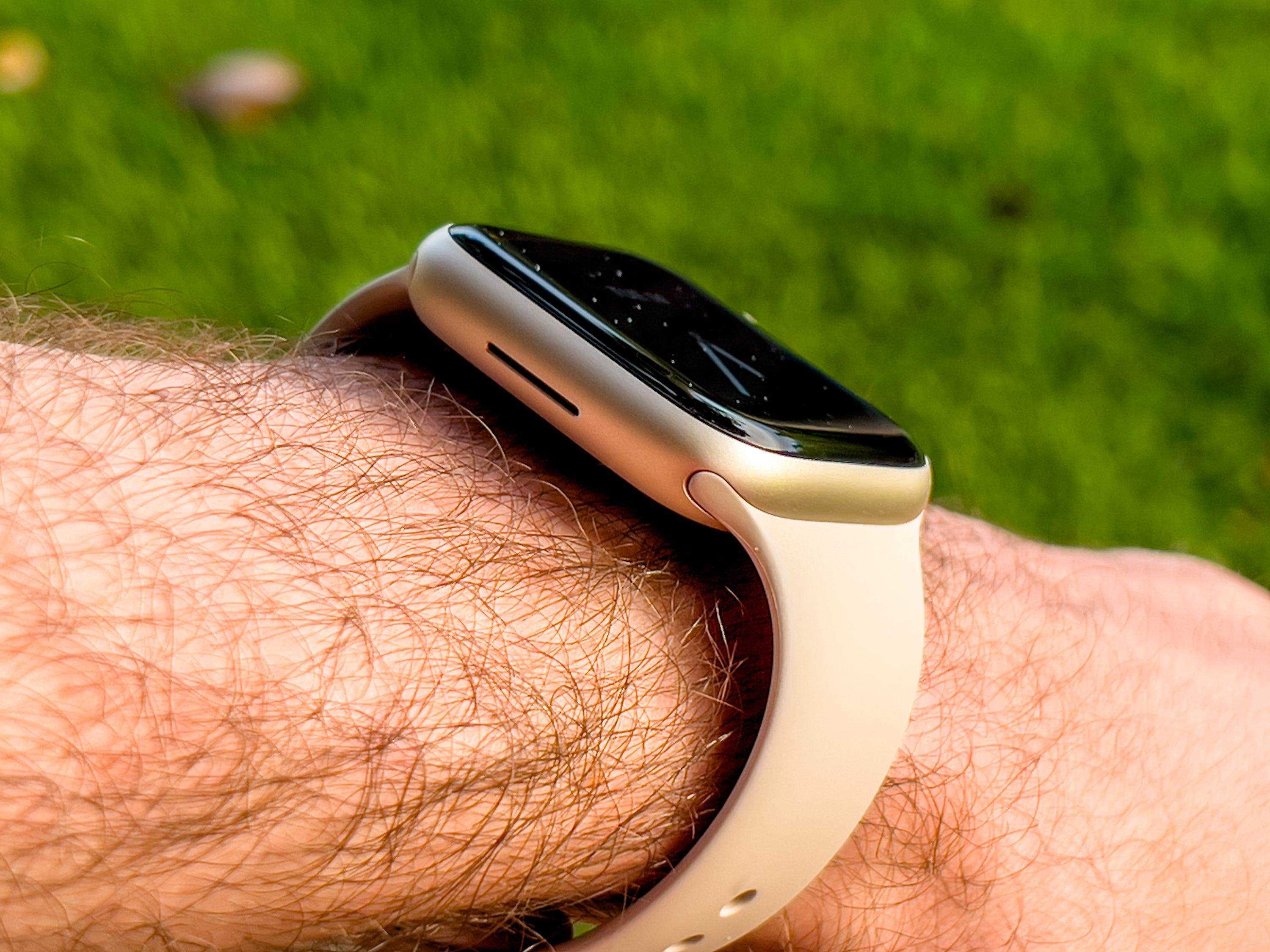 Die linke Seite der Apple Watch Series 7, wo sich der Lautsprecheranschluss befindet.