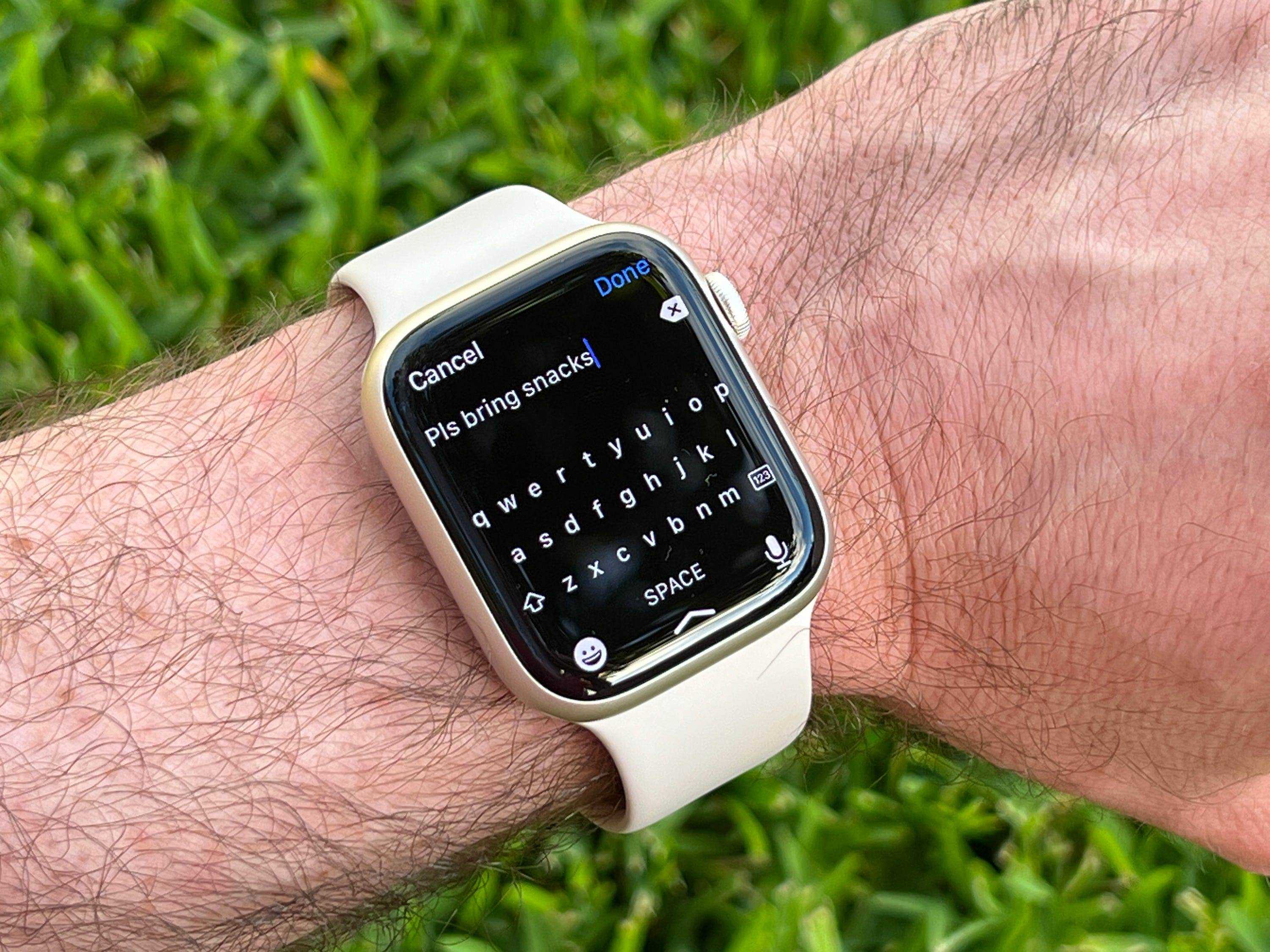 Die neue Volltastatur der Apple Watch Series 7 ist eine weitere Möglichkeit zum Eintippen von Nachrichten.