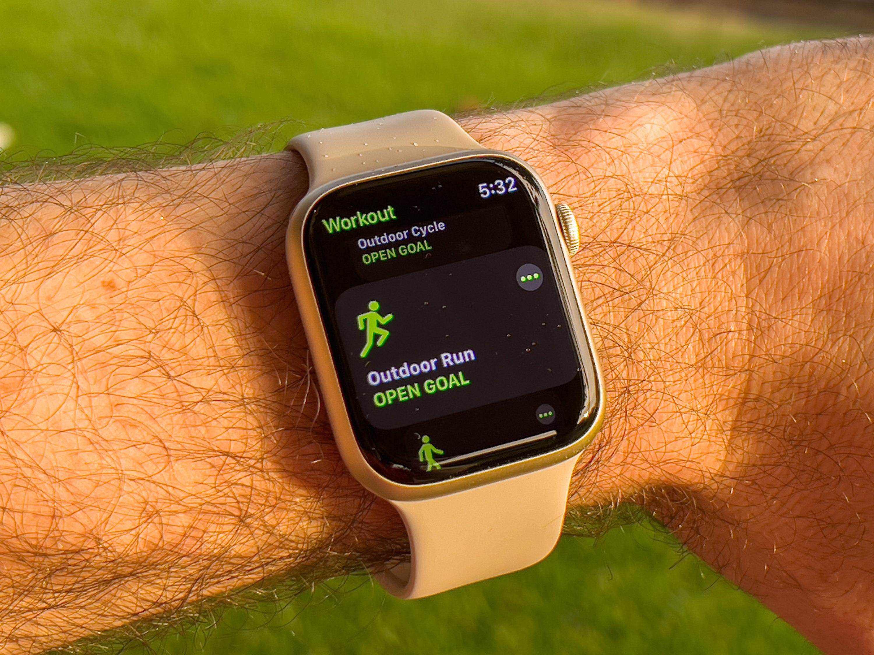 Auswählen eines Trainings auf der Apple Watch Series 7.
