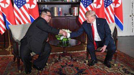 Kim Jong Un traf am 12. Juni 2018 in Singapur mit dem damaligen US-Präsidenten Trump zusammen. 