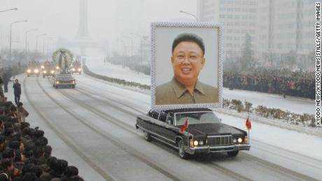 Der Trauerzug von Kim Jong Il fährt am 28. Dezember 2011 durch Pjöngjang.
