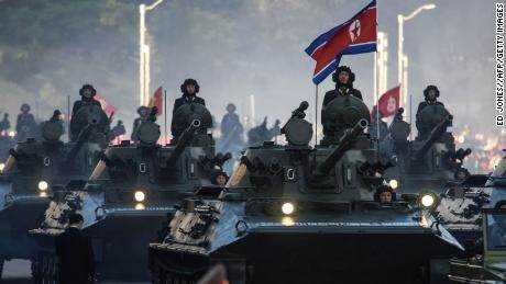 Nordkoreanische Soldaten fahren während einer Militärparade in Pjöngjang am 10. Oktober 2015 auf gepanzerten Fahrzeugen.  