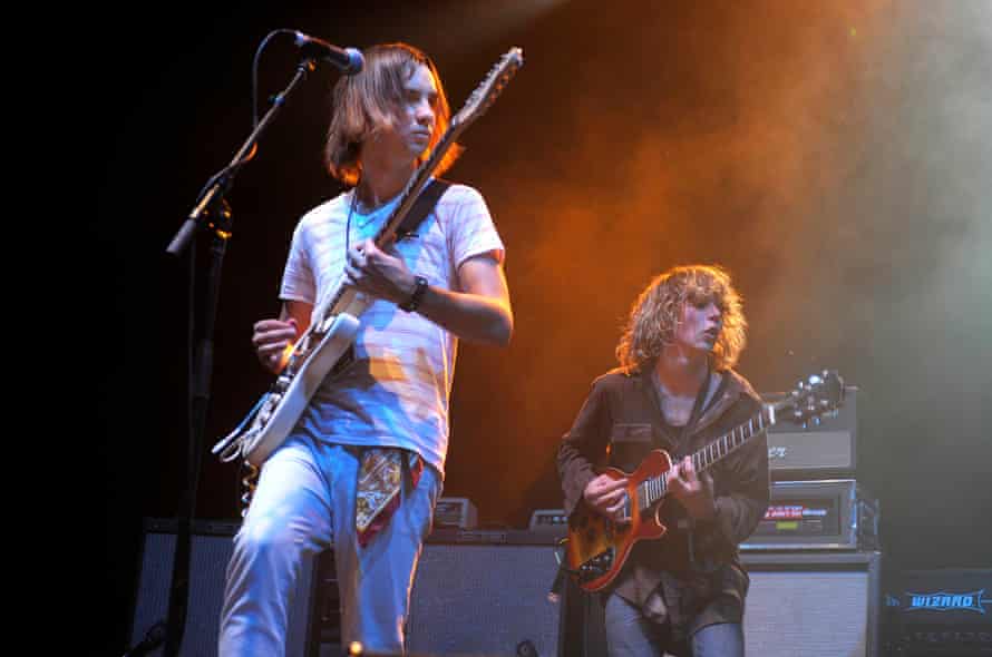 Tame Impala treten 2009 in Melbourne auf. Die Band wurde beim Modular Label unter Vertrag genommen, das die australische Bloghouse-Szene anführte.