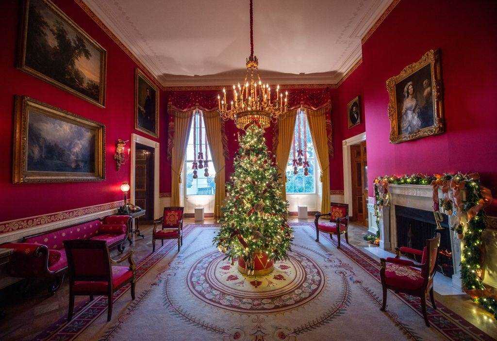 Das Rote Zimmer des Weißen Hauses ist weihnachtlich im Jahr 2021 dekoriert.