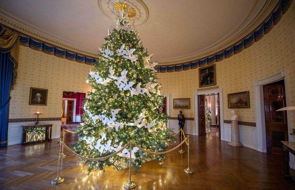 Das Blaue Zimmer im Weißen Haus ist weihnachtlich im Jahr 2021 dekoriert.