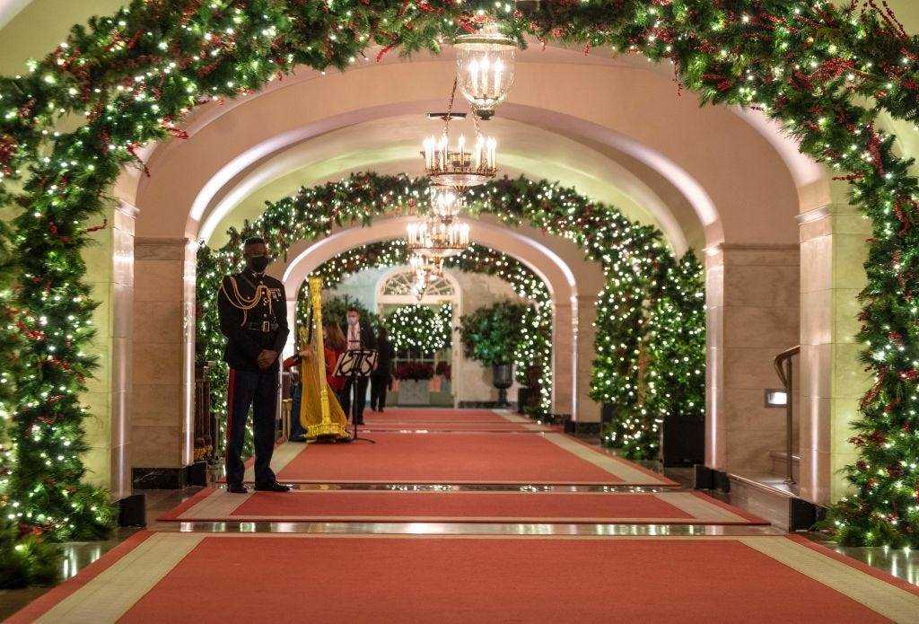 Ein weihnachtlich dekorierter Flur im Weißen Haus 2021.