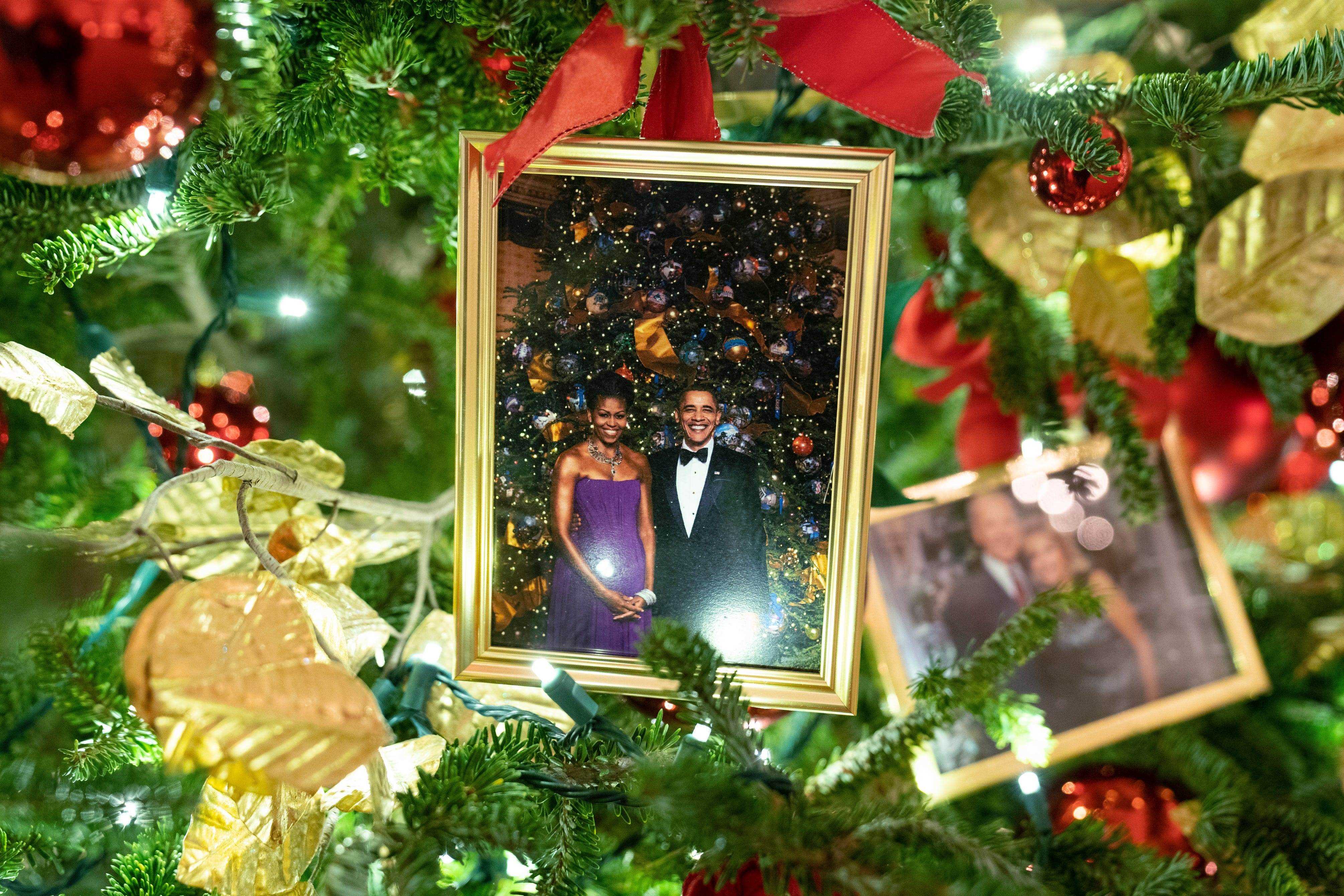 Ein Foto der Obamas auf einem Weihnachtsbaum im Weißen Haus im Jahr 2021.