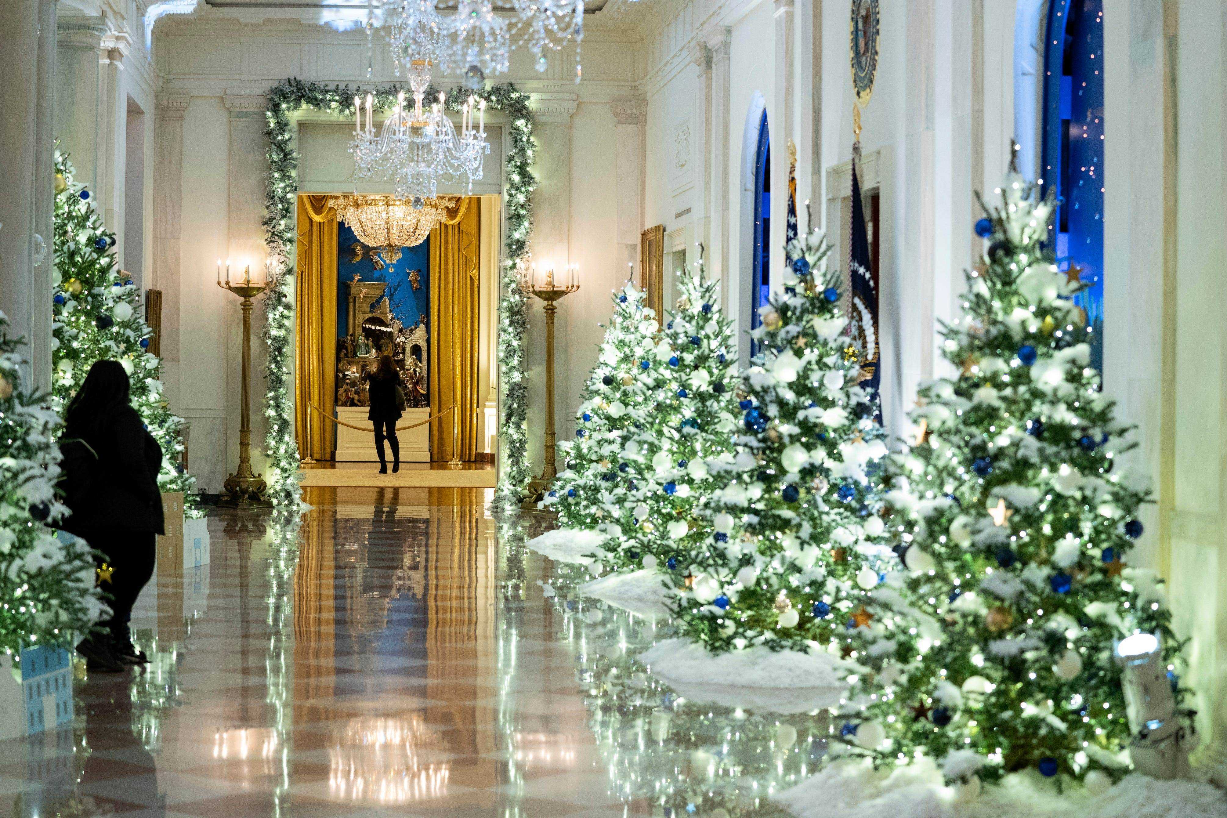 Die Kreuzhalle des Weißen Hauses ist weihnachtlich geschmückt.