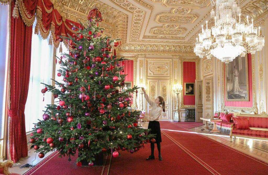 Der Crimson Drawing Room in Windsor Castle ist weihnachtlich im Jahr 2021 dekoriert.