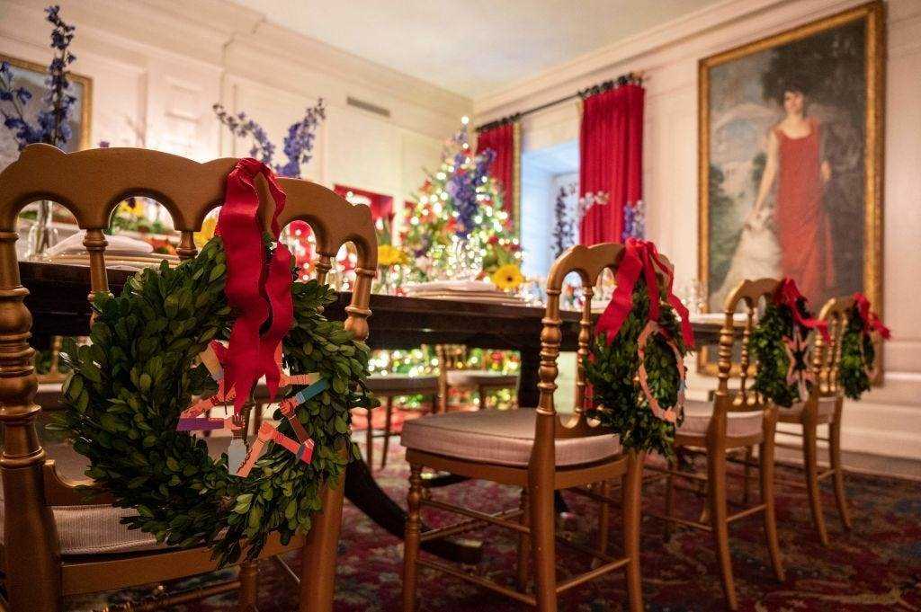 Der China Room im Weißen Haus ist weihnachtlich im Jahr 2021 dekoriert.
