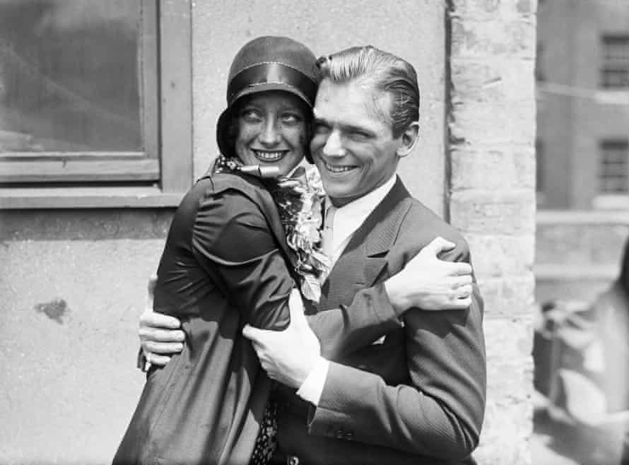 Der Hollywood-Schauspieler Douglas Fairbanks an seinem Hochzeitstag mit Joan Crawford