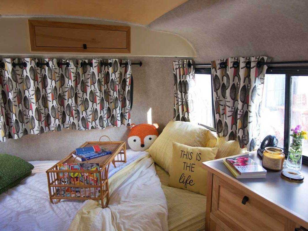 Ein Schlafbereich in einem Wohnwagen