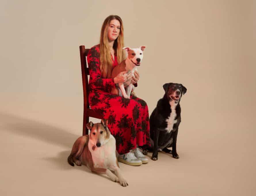 Louise mit Hunden von links nach rechts: Pip (Louises Hund) Rebel auf dem Schoß und Bowie rechts.