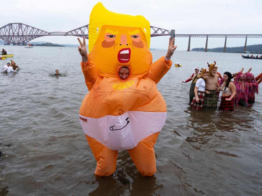 Schwimmer in einem Donald Trump-Kostüm in South Queensferry.