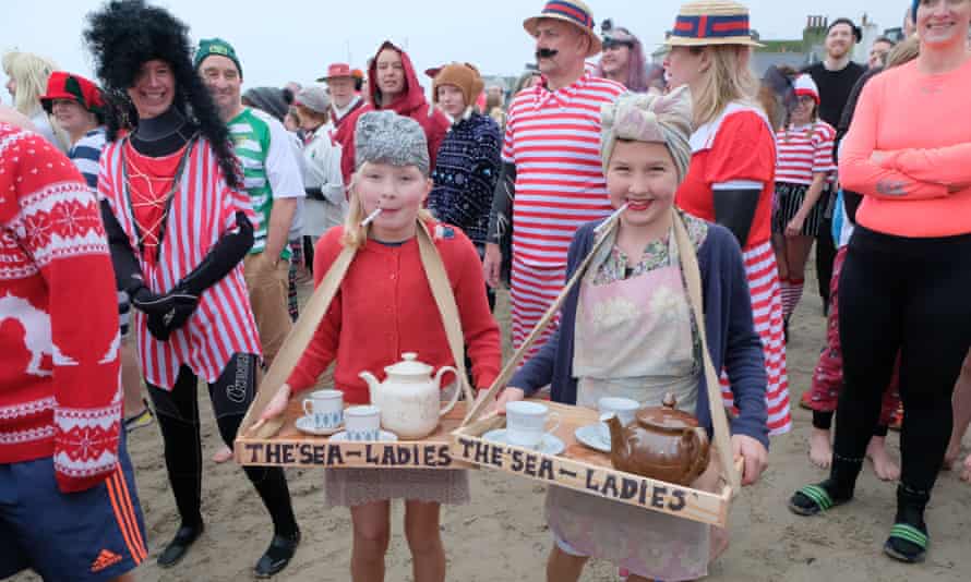 Lyme Lunge, Lyme Regis: zwei Mädchen verkleidet als "Meer Damen"