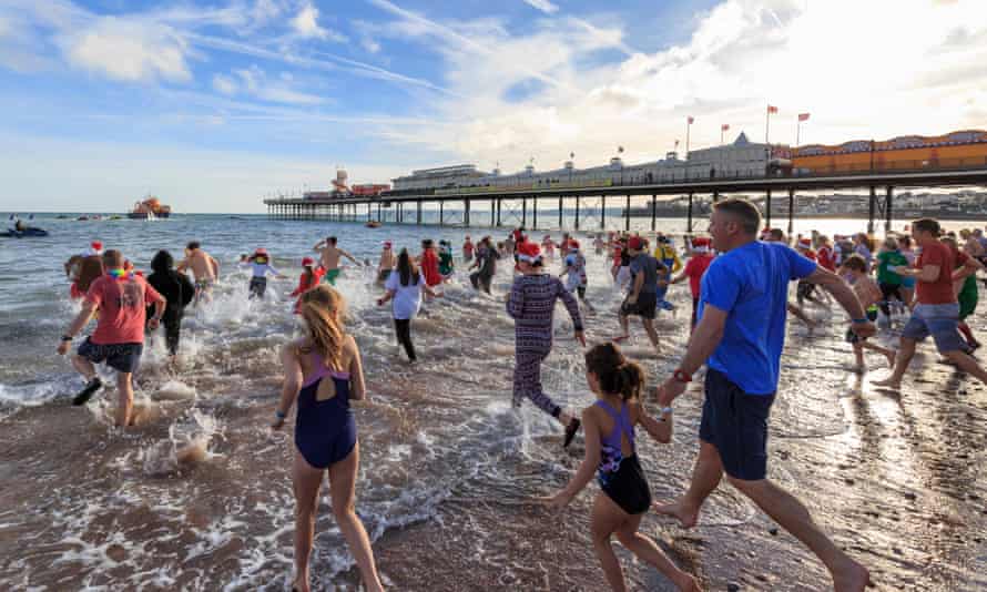 Paigntons Spaziergang zum Sea Boxing Day Dip.