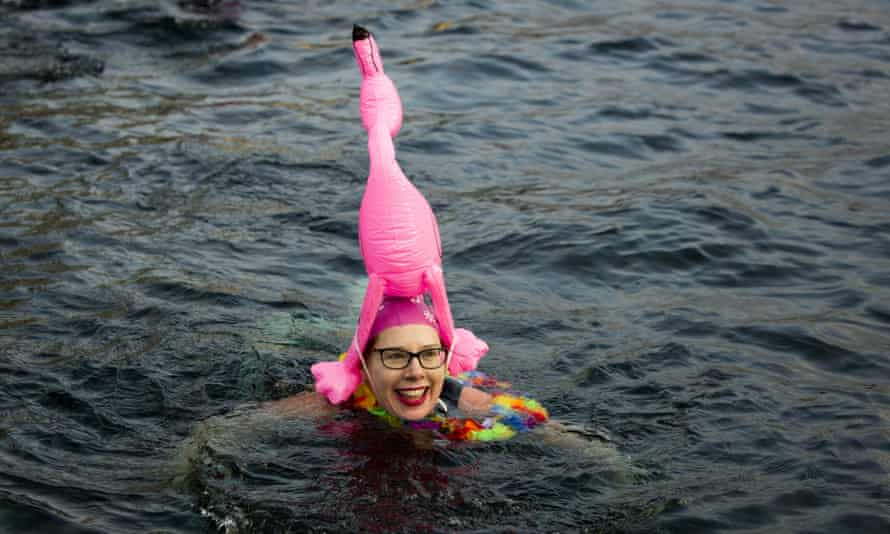 Frau im Wasser mit Flamingo-Kopfschmuck, Salford Docks