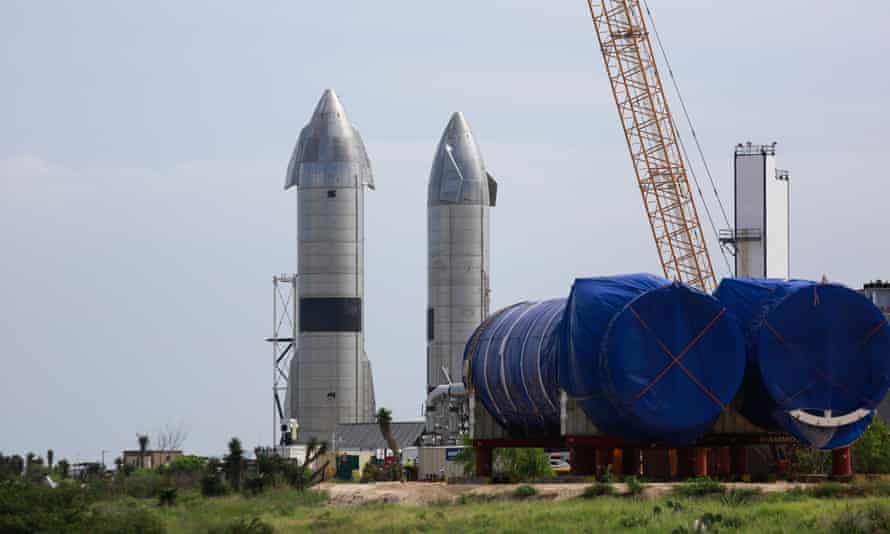 Zwei Raumschiffe stehen jetzt auf der SpaceX-Baustelle in Südtexas.