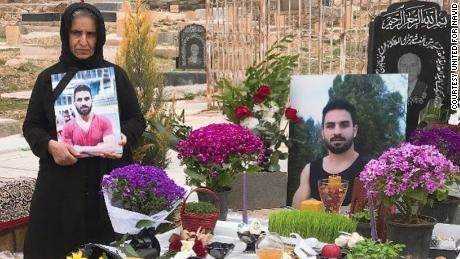 Die Mutter von Navid Afkari, dem von der iranischen Regierung hingerichteten Wrestling-Star, sagt, ihre Familie habe immer noch 