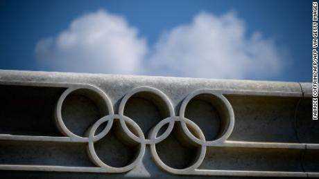 Ein am 8. März 2021 in Lausanne aufgenommenes Bild zeigt die Olympischen Ringe neben dem Sitz des Internationalen Olympischen Komitees (IOC).