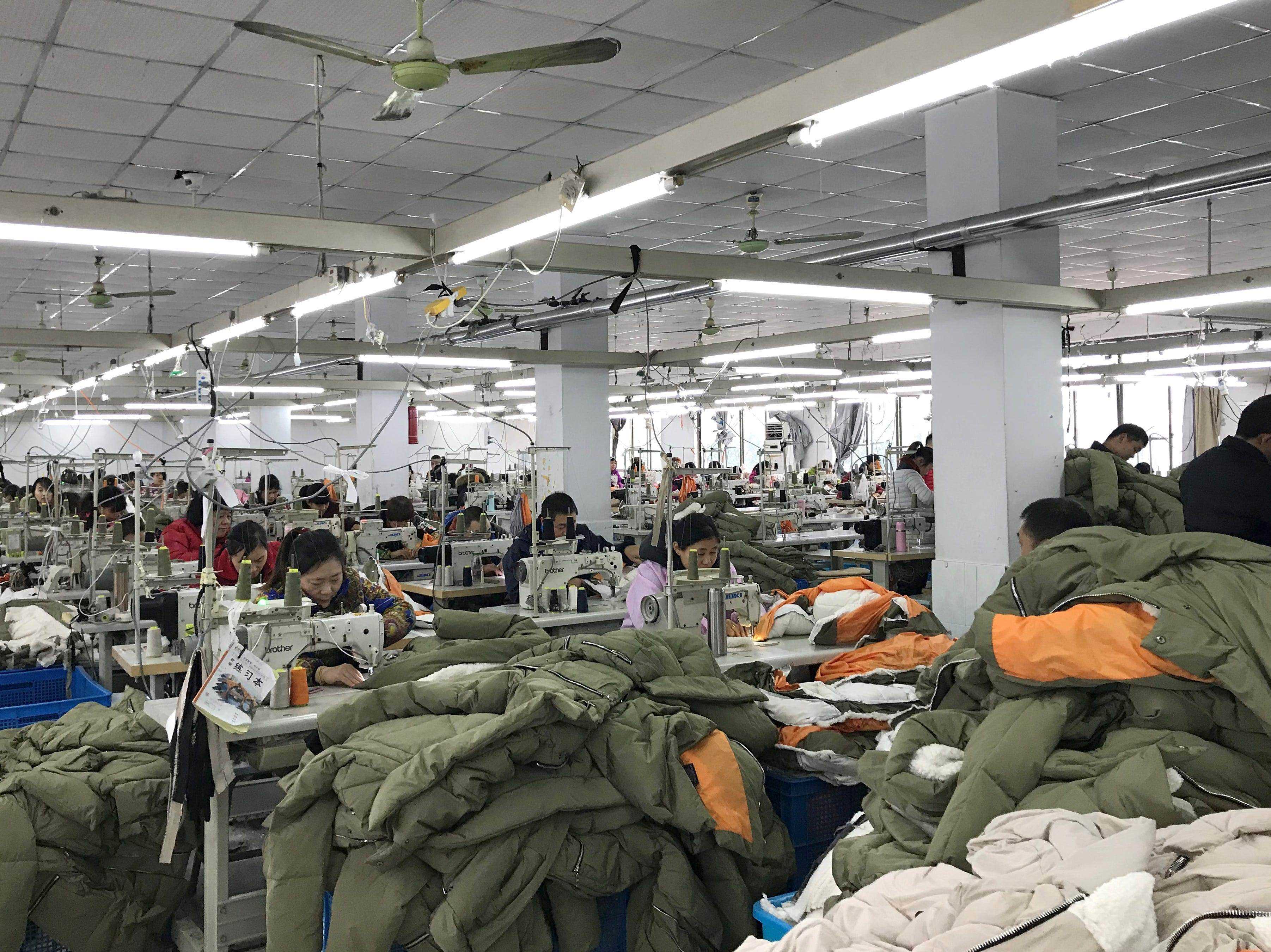 Arbeiter fertigen Orolay-Jacken im Fabrikkomplex des Unternehmens in Jiaxing, Zhejiang
