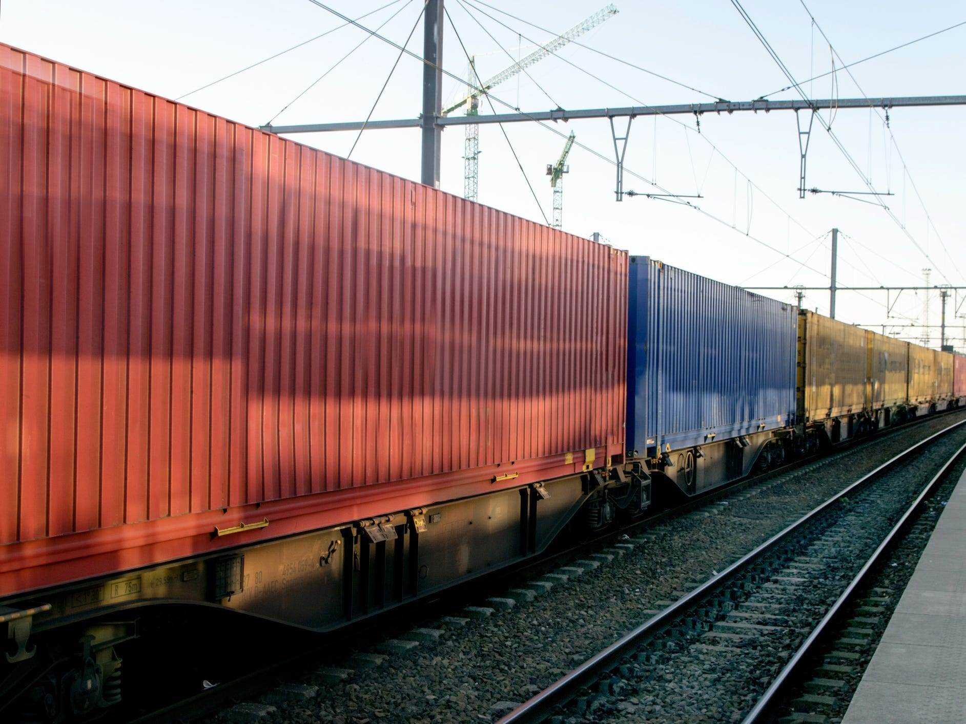 Güterzug transportiert Schiffscontainer.
