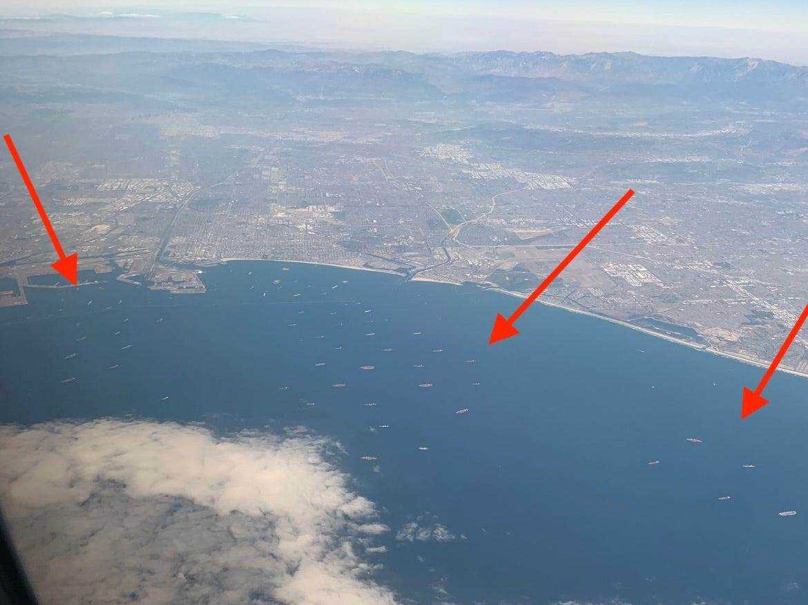 Eine Luftaufnahme des Hafenstaus an der Küste von Südkalifornien