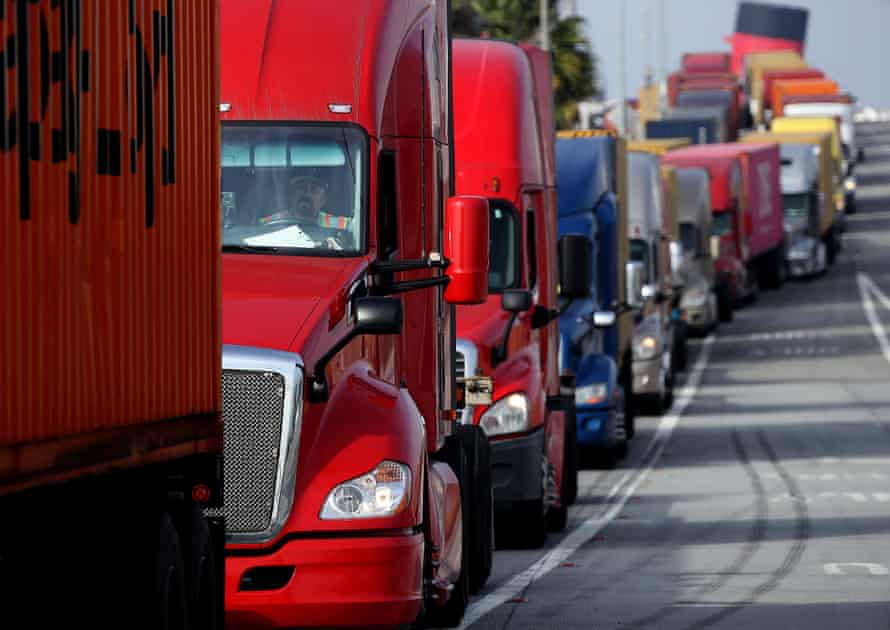 Lastwagen stehen in einer langen Schlange im Leerlauf, während die Fahrer im November darauf warten, ein Versandterminal im Hafen von Long Beach zu erreichen.