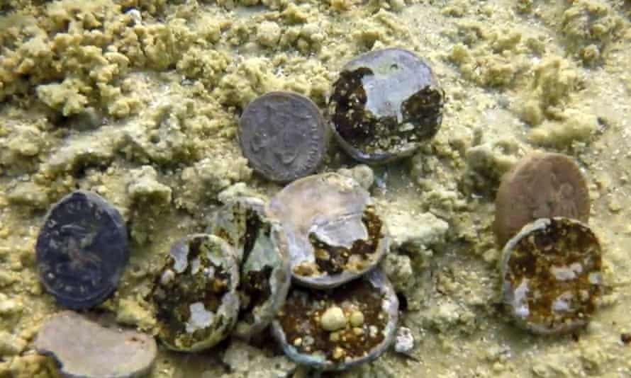 Die IAA entdeckte die antiken Schätze aus den Wracks zweier Schiffe, die in der Römer- und Mamlukenzeit vor etwa 1700 und 600 Jahren vor der Küste von Cäsarea untergegangen waren, darunter Hunderte von Silbermünzen.