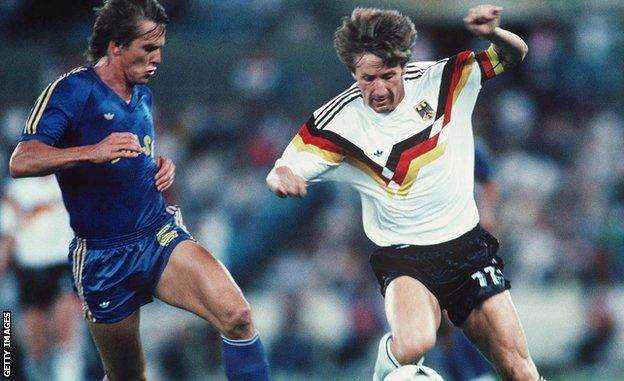 Frank Mill, abgebildet mit der deutschen Nationalmannschaft bei den Olympischen Spielen 1988