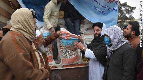 Ein afghanischer Lehrer erhält am 15. Dezember humanitäre Hilfe in Mazar-i-Sharif, Provinz Balkh, Afghanistan.