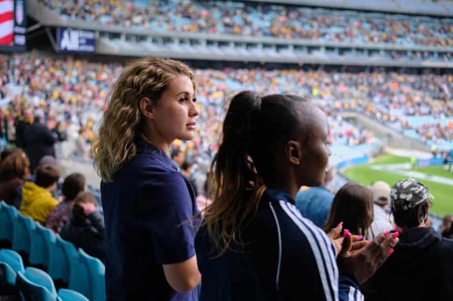 Zahra (links) sieht zu, wie die Matildas im Stadium Australia mit ihrer Freundin und Teamkollegin Semi gegen die USA spielen.