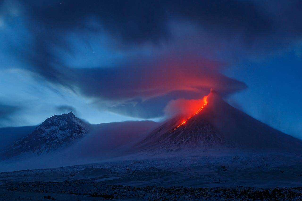 Ein Vulkan bricht aus.