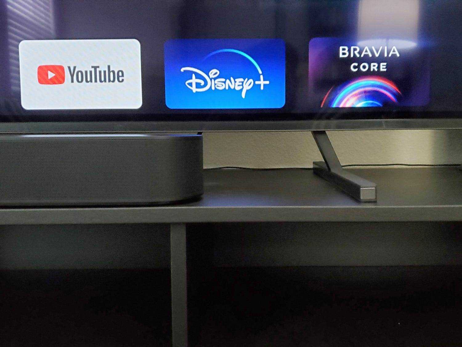 Nahaufnahme des Sony A80J OLED TV-Ständers mit einer Soundbar vorne - Sony A80J 4K TV Test