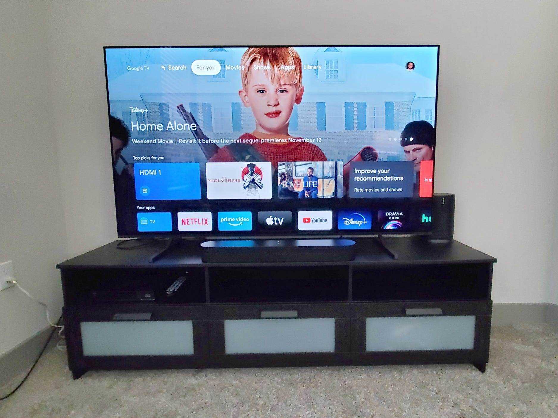 Google TV-Schnittstelle auf dem Sony A80J OLED - Sony A80J 4K TV Test