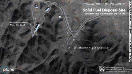 Ein am 9. November aufgenommenes Satellitenbild zeigt die „Brandgrube“;  die verwendet wird, um Feststofftreibstoffreste aus der Produktion ballistischer Raketen zu entsorgen, nach der Verbrennung.  