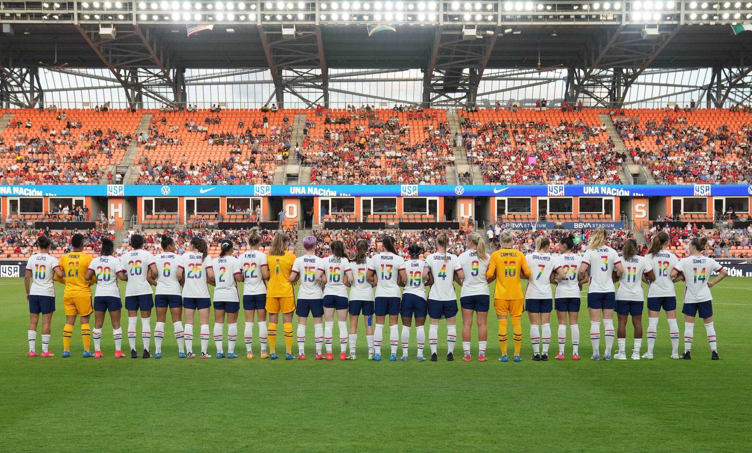 USWNT-Spieler posieren in ihren Stolz-Trikots vor einem Juni-Spiel gegen Portugal.