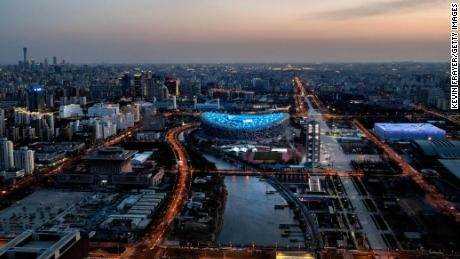   Das Nationalstadion wird von der obersten Ebene des Olympiaturms in Pekings Olympic Green aus gesehen.