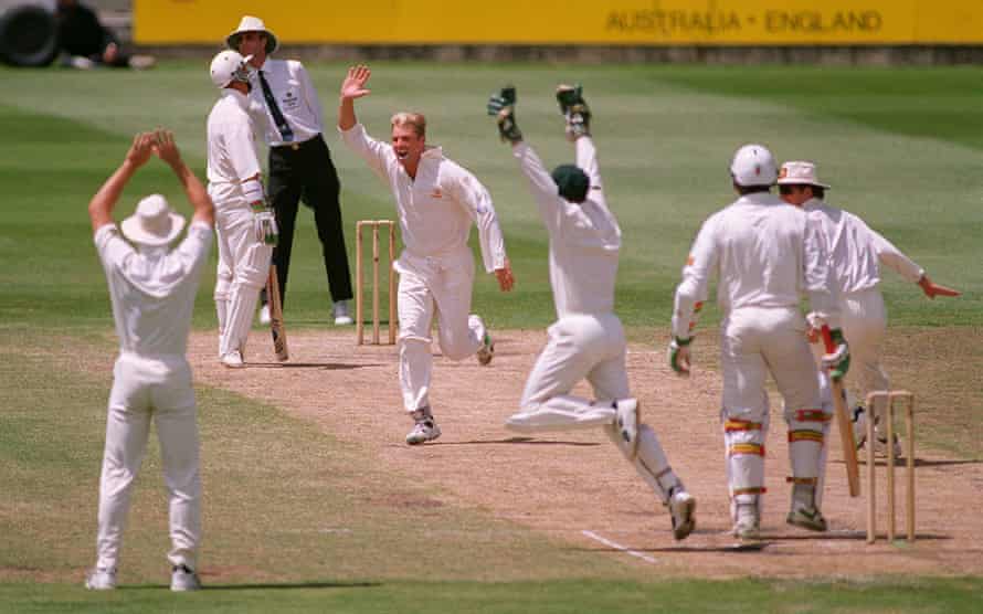 Die australischen Spieler feiern, als Spinner Shane Warne das dritte Wicket seines Hattricks, den des englischen Tailenders Devon Malcolm, während des zweiten Tests der Ashes-Serie 1994/95 holt.