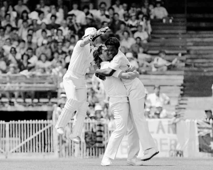 Norman Cowans of England (rechts) wird von seinen Teamkollegen Ian Botham und Wicketkeeper Bob Taylor (links) gratuliert, nachdem er das Wicket des australischen Greg Chappell während des vierten Tests zwischen Australien und England bei der MCG, Melbourne, Australien, 29. Dezember 1982 übernommen hatte eine Karriere beste 6 Wickets für 77 Läufe, da England das Spiel mit 3 Läufen gewann.