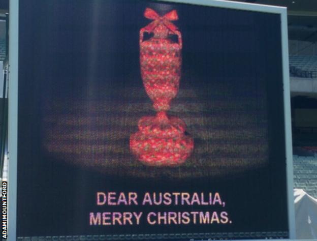 Eine digitale Werbetafel wünscht Australien frohe Weihnachten, nachdem ihre Cricketmannschaft den Ashes-Test vor dem Boxing Day 2013-14 abgeschlossen hat