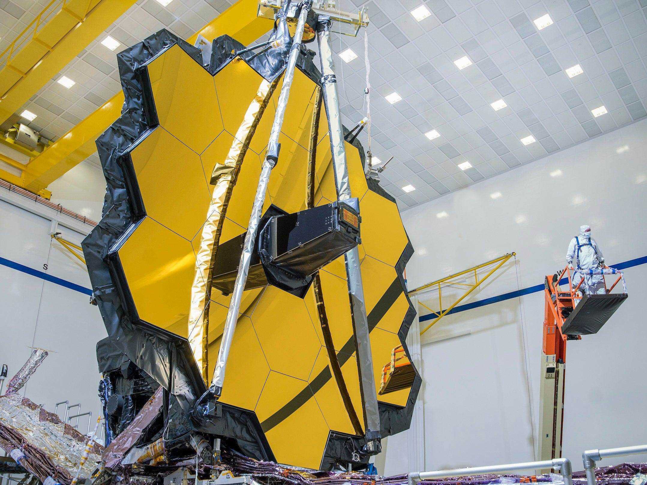 James Webb Weltraumteleskop Gold Achteckiger Spiegel im großen weißen Reinraum