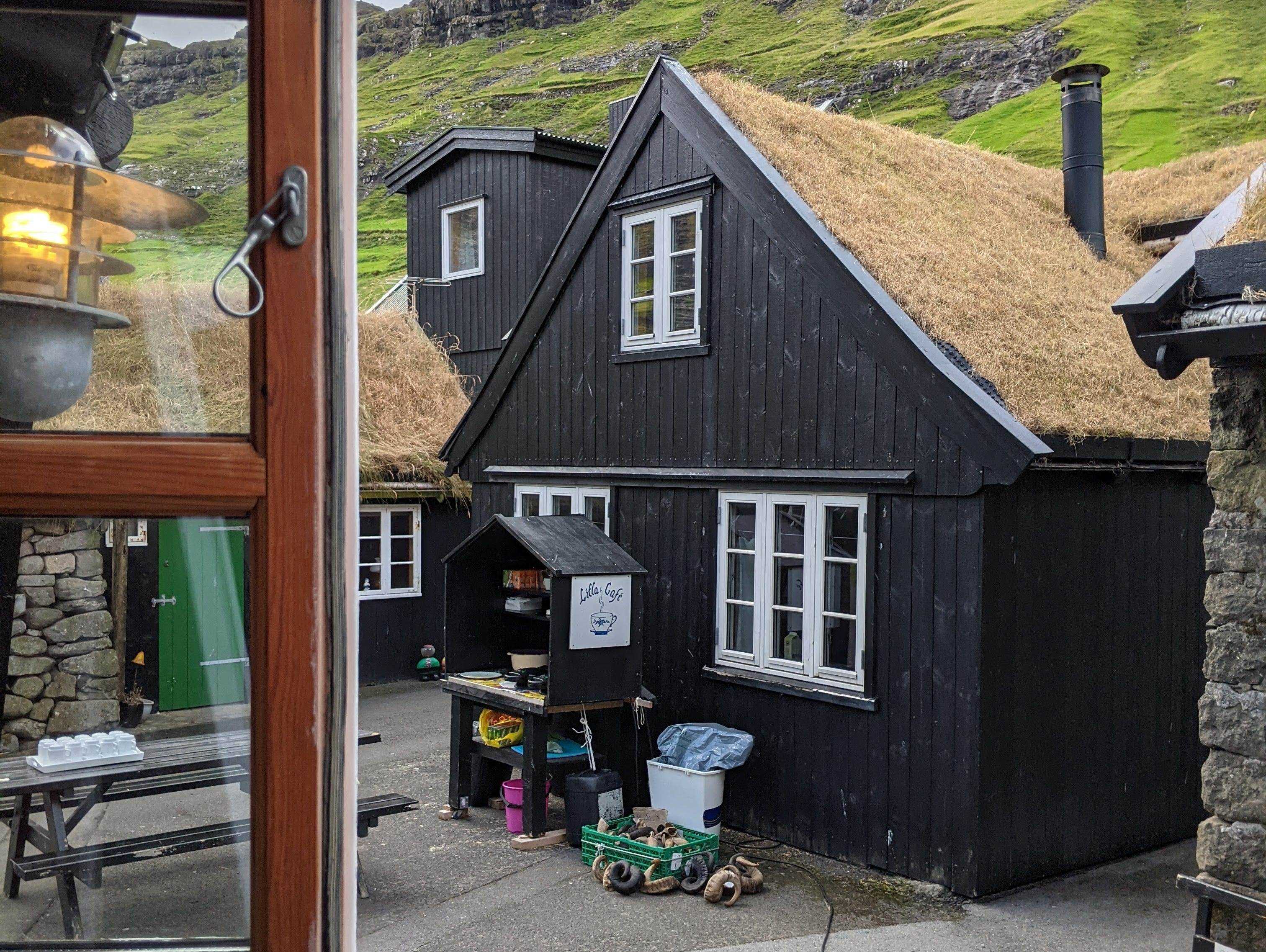Ein schwarzes Tiny Home mit Gras auf dem Dach