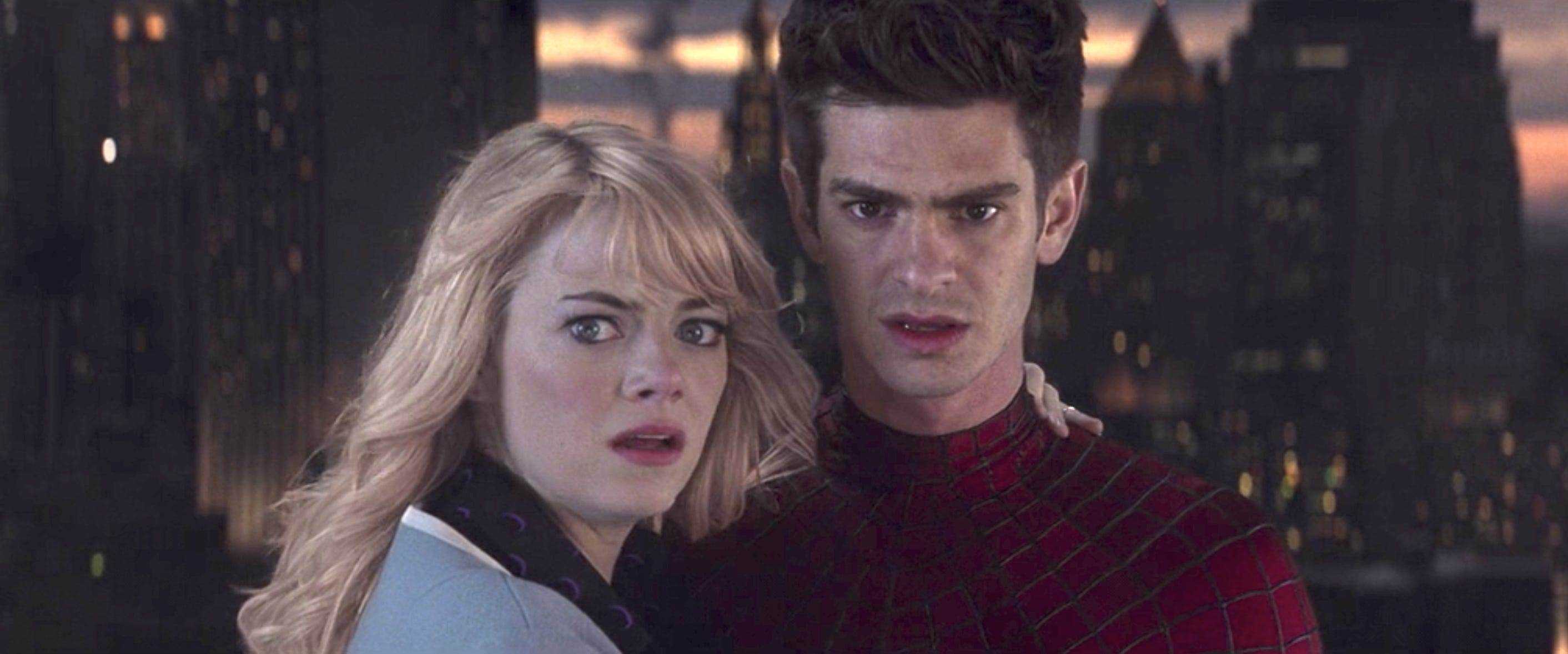 Emma Stone als Gwen Stacy und Andrew Garfield als Peter Parker/Spider-Man in „The Amazing Spider-Man 2“