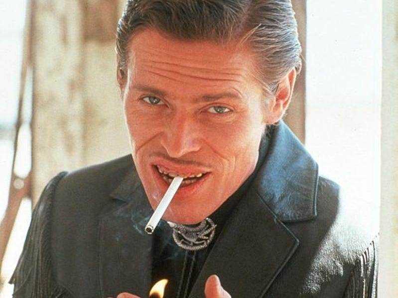 Willem Dafoe raucht eine Zigarette