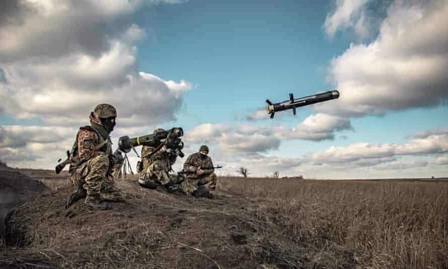 Ukrainische Soldaten starten während Militärübungen in der Region Donezk eine von den USA gelieferte Javelin-Rakete