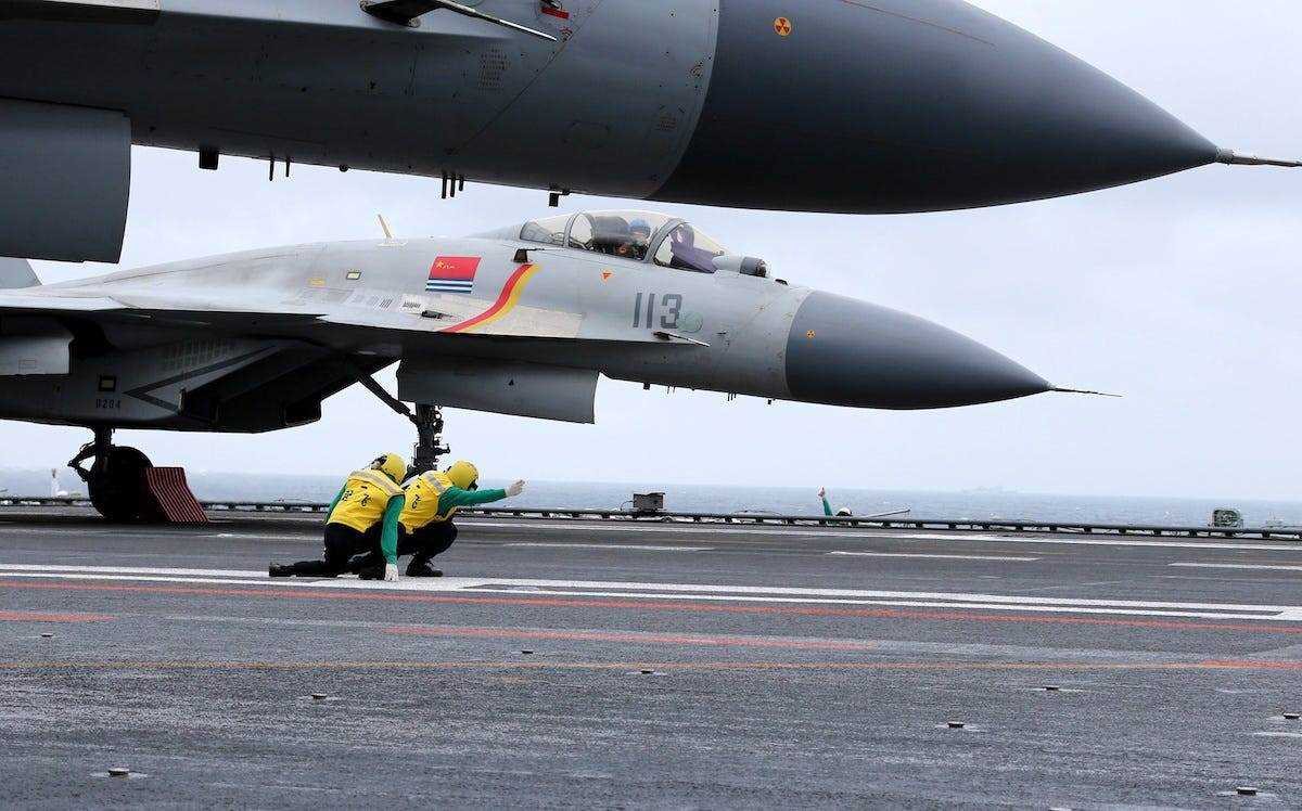 J-15-Jäger des chinesischen Flugzeugträgers Liaoning führen am 2. Januar 2017 eine Übung in einem Gebiet des Südchinesischen Meeres durch.