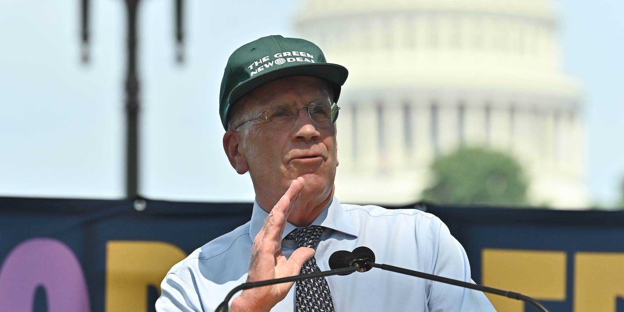 Der Abgeordnete Peter Welch spricht bei einer Klimakundgebung am 20. Juli 2021 in Washington, DC.