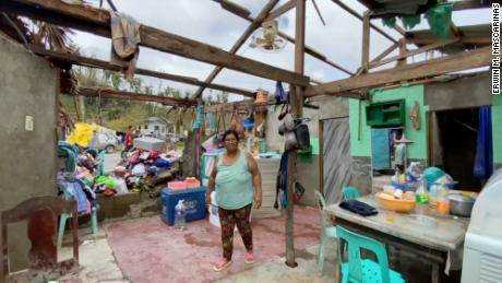 Das Dach von Alita Sapid wurde während des Taifuns Rai vom Haus ihrer Familie gesprengt. 